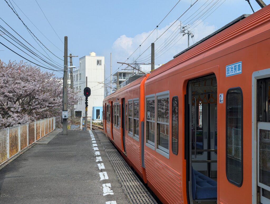 郡中港駅に停車する電車